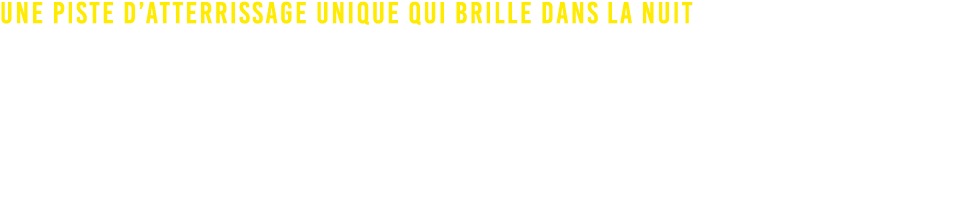 Une piste d’atterrissage unique qui brille dans la nuit D barquez sur le parc d’activit s RUNWAY, une infrastructure ...